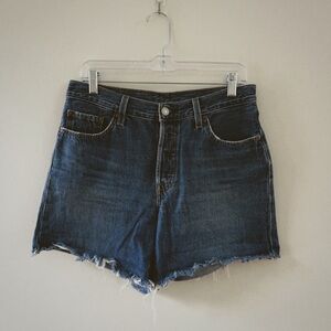 LEVI’S 501 jean shorts. sz 28